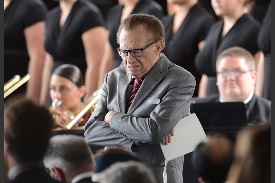 El célebre periodista de EEUU Larry King está hospitalizado por Covid-19. (Foto: AFP)