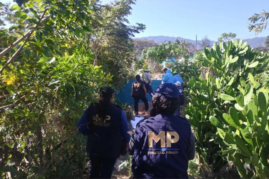 Fiscales realizan exhumaciones en el cementerio de San Miguel Chicaj, Baja Verapaz. (Foto: MP) 