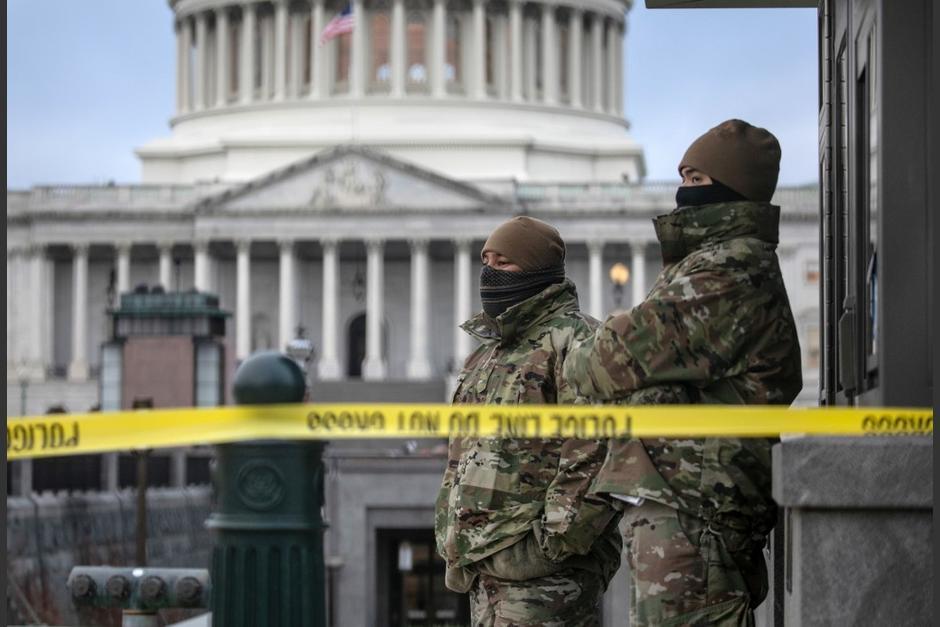 Las fuertes imágenes reflejan el momento en que un policía es aplastado contra una puerta. (Foto: AFP)