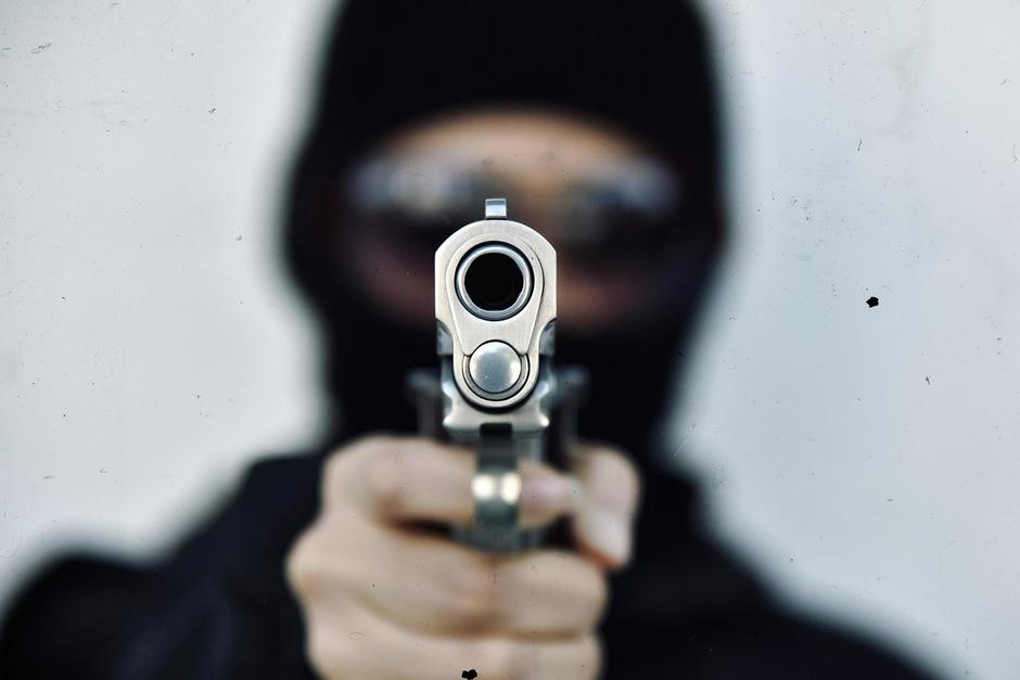 Una cámara de seguridad captó el momento en que unos motoladrones asaltan a tres jóvenes en un sector de la zona 11. (Imagen con fines ilustrativos. Foto: Shutterstock)