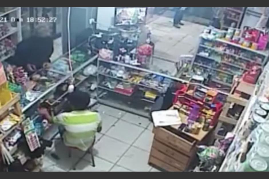 El asalto ocurrió el domingo 10 de enero, de acuerdo con el registro de la cámara de video. (Foto: captura de pantalla) 