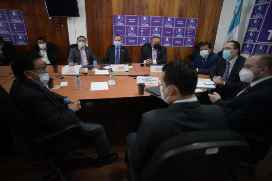 Al inicio, el director de Migración reconoció que el asesor no estaba en Guatemala, luego dijo que sí y después evitó hablar del tema. (Foto: Wilder López/Soy502)