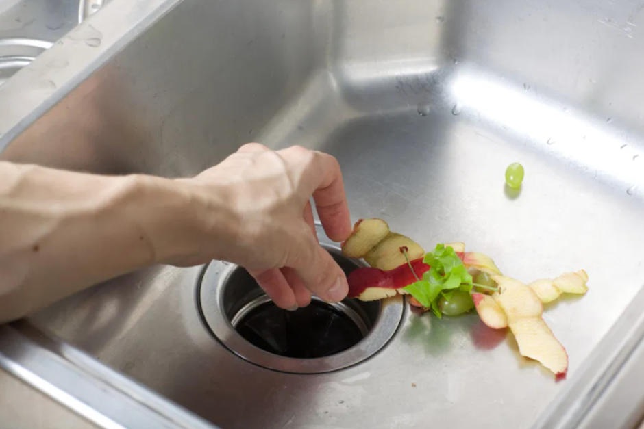 Existen ciertos objetos y alimentos que debes evitar que se te escapen por el drenaje del lavaplatos. (Foto ilustrativa: Shutterstock)