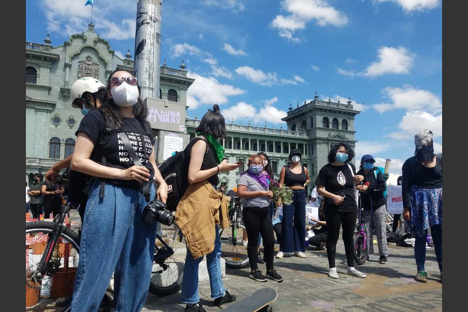 Este domingo se desarrolló una protesta pacífica por mujeres que exigen un alto a la violencia. (Foto: Jessica Gramajo/Soy502) 