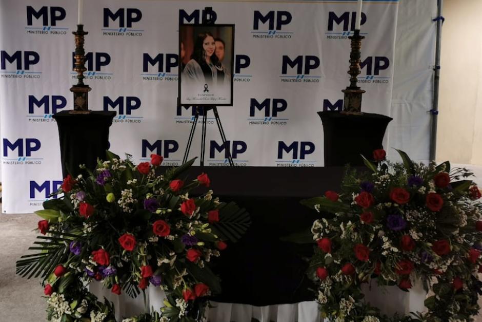 Personal del MP y de la PNC participaron en un homenaje póstumo para Luz María del Rocío López Morales. (Foto: MP) 