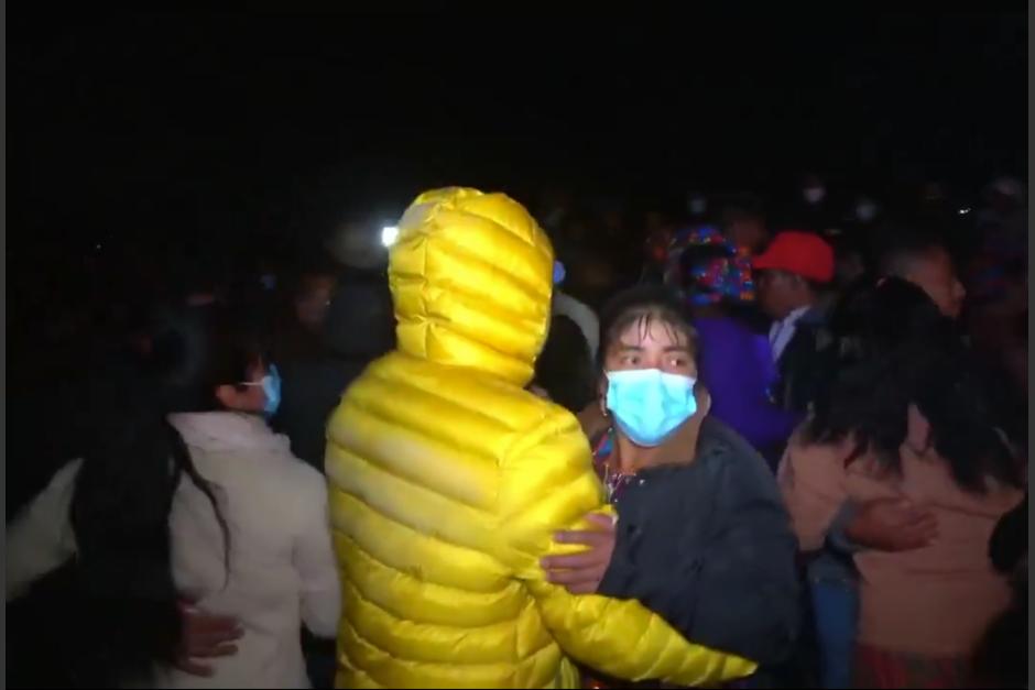 Varias personas participan de un baile social en La Cruz, Cajolá, Quetzaltenango la noche de este jueves. (Captura Video)