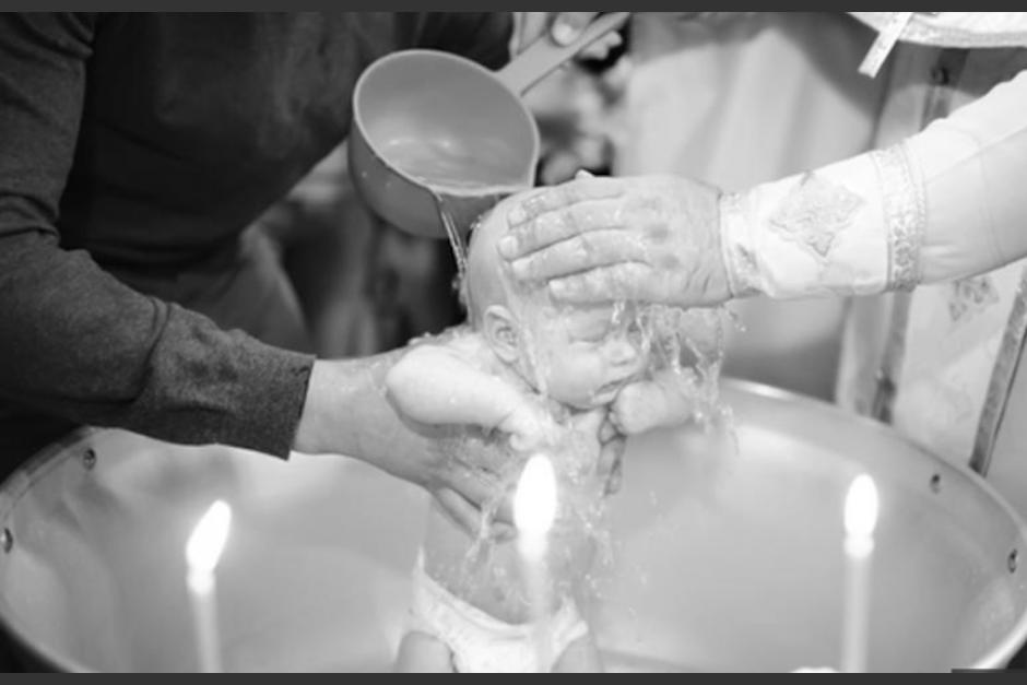 En el bautismo ortodoxo, el sacerdote sumerge a los niños tres veces en agua bendita. (Foto: El Diario de Victoria)