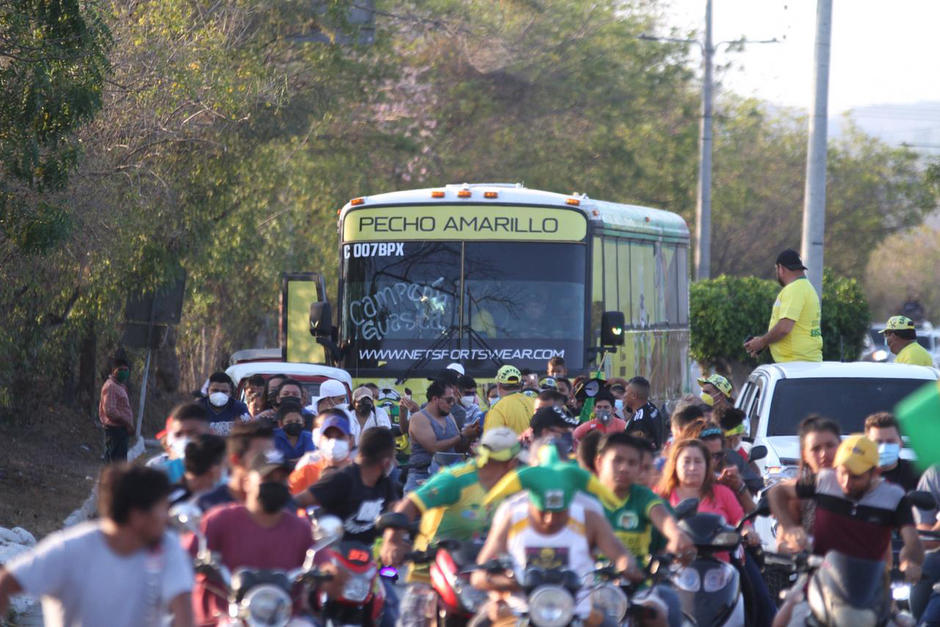 La caravana estuvo acompañada de vehículos y motocicletas. Cientos aplauden al nuevo campeón. (Foto: Luis Barrios/Soy502)