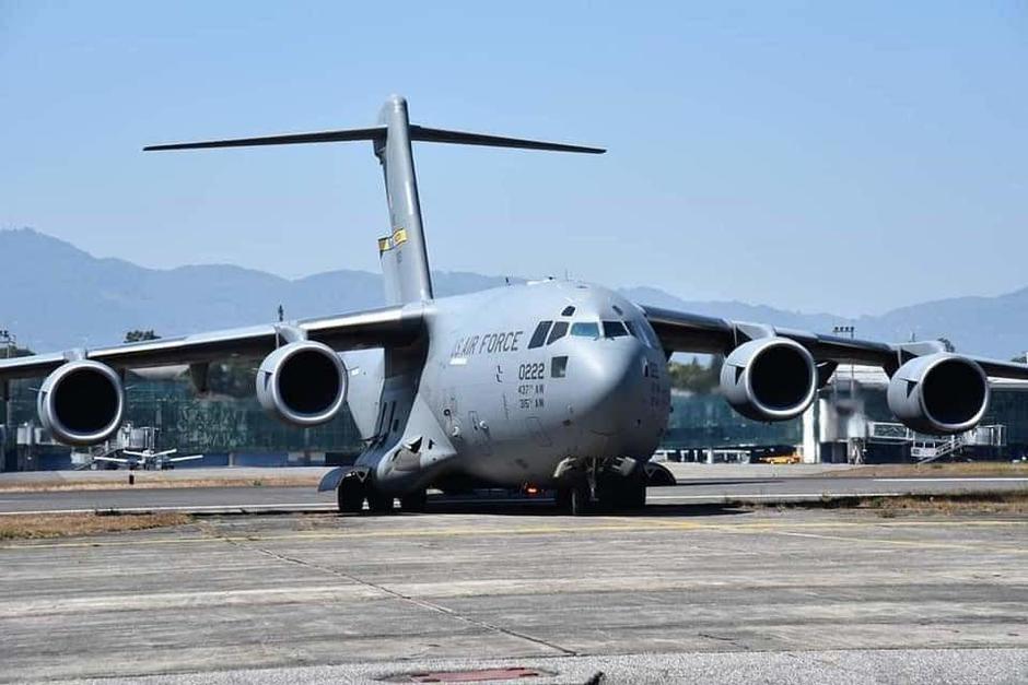El gigantesco avión de la Fuerza Aérea de Estados Unidos llegó al país con motobombas para Bomberos Voluntarios. (Foto: Embajada de EEUU) 