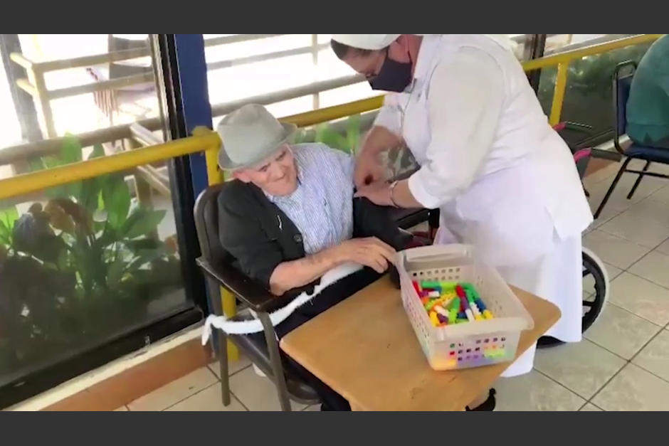 "Chepito" tiene 120 años y no ha presentado reacciones adversas a la vacuna. (Foto: CNN)