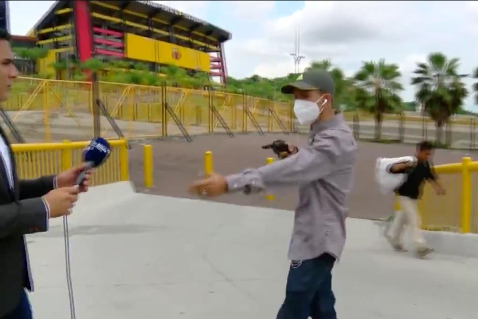 El ladrón amenazó con una pistola al equipo de prensa. (Foto: captura de pantalla) 