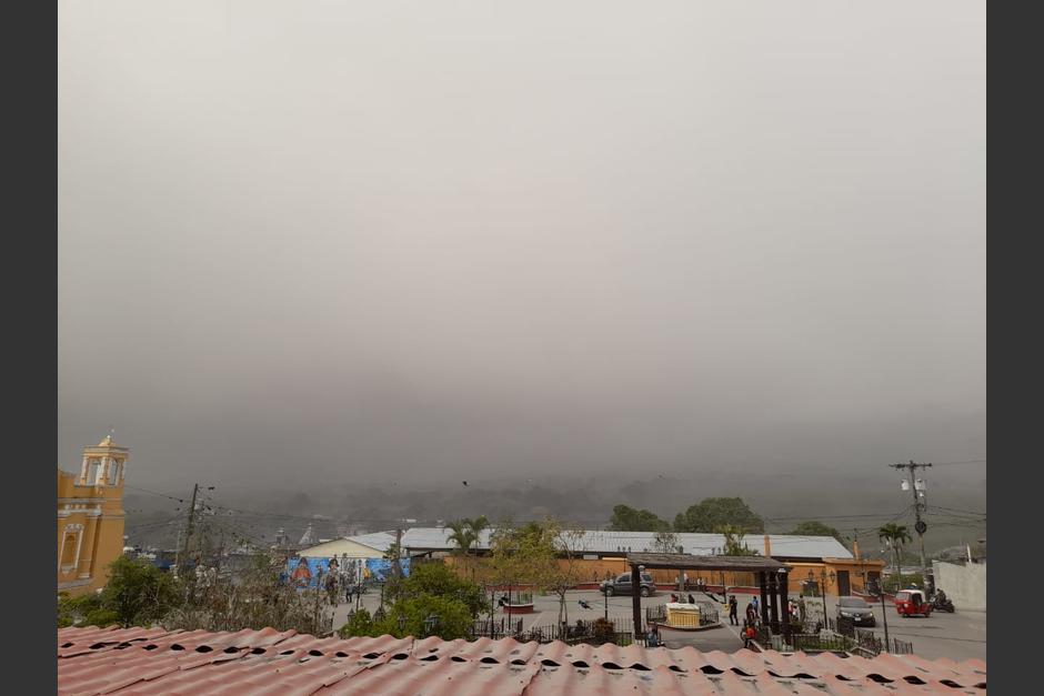 La ceniza ha caído en varias comunidades cercanas a los volcanes de Pacaya y Fuego. (Foto: Conred)