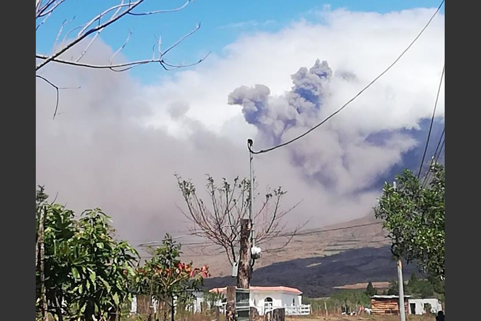 Fuertes retumbos y explosiones ha registrado el volcán de Pacaya en las últimas horas. (Foto: Conred)