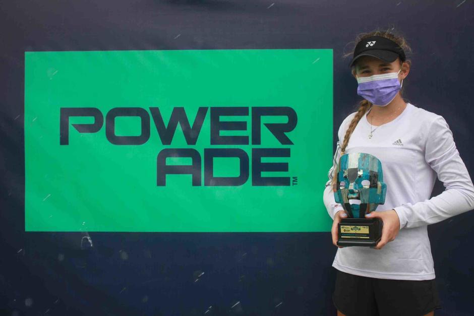 Olivia Lincer, de Estados Unidos, obtiene su primer título en su carrera. (Fotografía cortesía: Rackets&Golf)