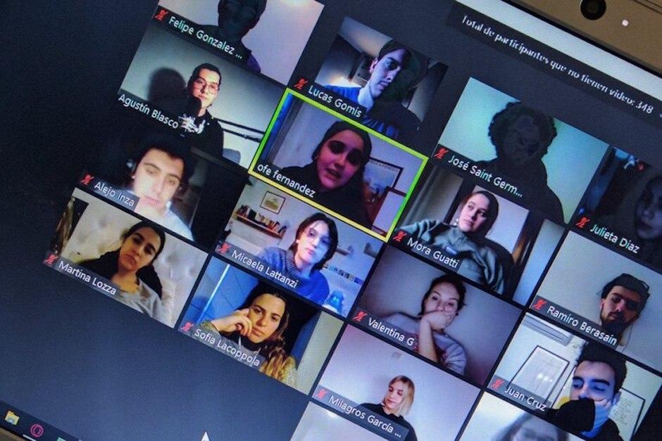 El profesor no tuvo paciencia con la estudiante que era asistida por una intérprete. (Foto: Zoom)