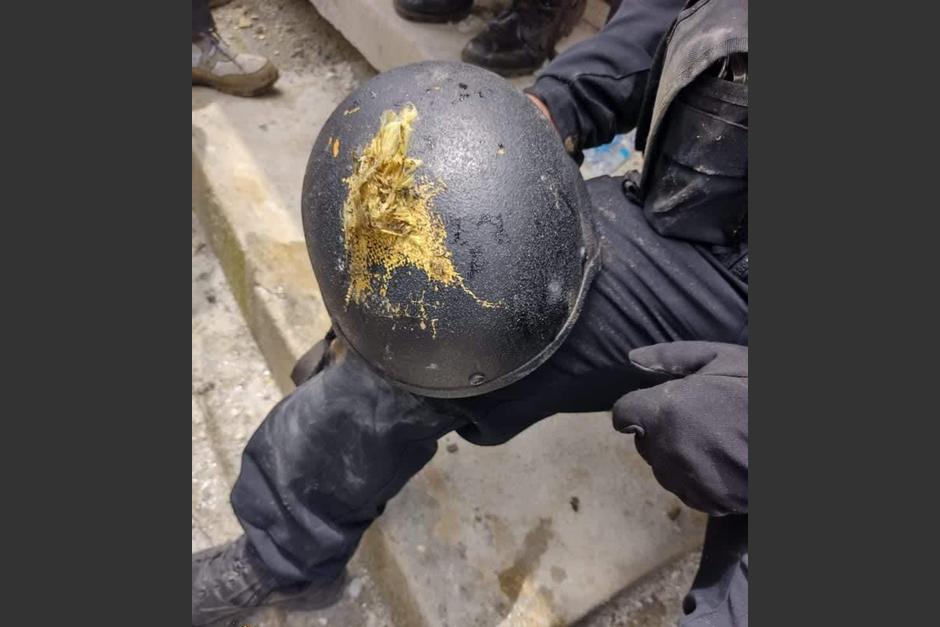 Vista del casco usado por el PNC que resultó herido en los enfrentamientos de pobladores de Nahualá e Ixtahuacán. (Foto: cortesía) 