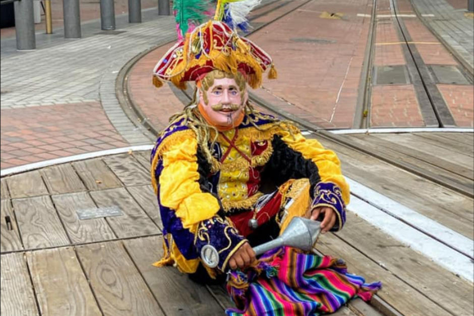 Un bailrín de danzas tradicionales guatemaltecas fue visto en las calles de San francisco, California. (Foto: Dalila NY)