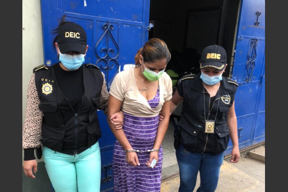 Las autoridades capturaron a una mujer acusada de darle un cigarrillo con marihuana a su hija de 4 años. (Foto: PNC)
