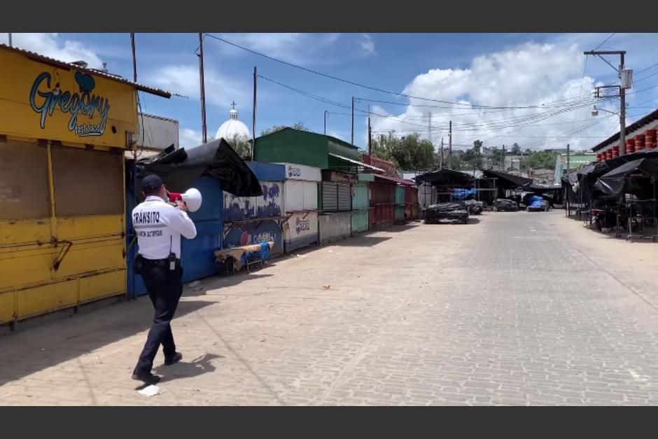Un video difundido en redes por la alcaldía de San Martín Jilotepeque muestra cómo obligan a los comercios a cerrar sus puertas debido al incremento de casos de Covid-19. (Foto: captura video) 