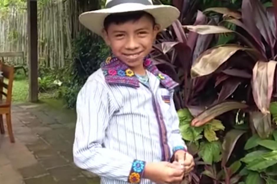 Ezequiel y su mamá son originarios de Panajachel, Sololá. (Foto: cpatura de pantalla video elsalvador.com)