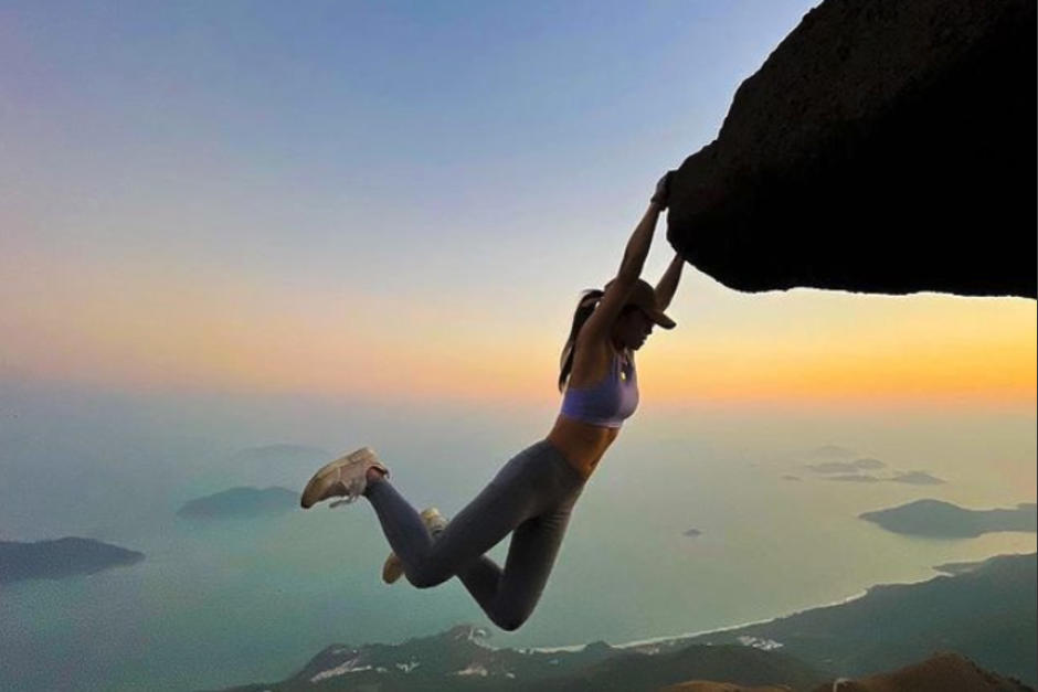 La intrépida influencer se tomaba fotos con mucho riesgo. (Foto: Instagram/Sofia Cheung)