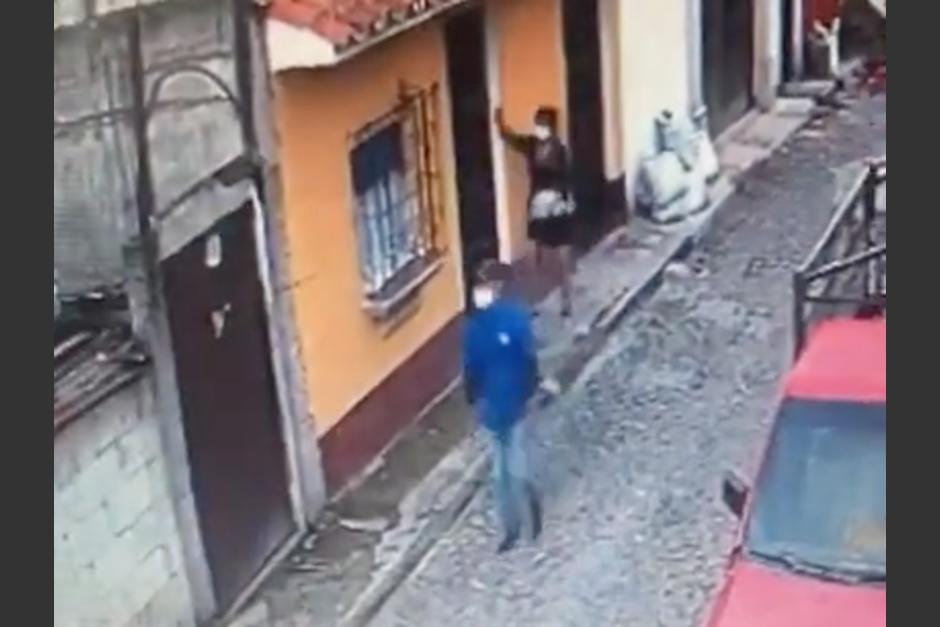 Un hombre agredió sexualmente a una mujer que caminaba por una calle en San Pedro las Huertas. (Foto: Captura de video)