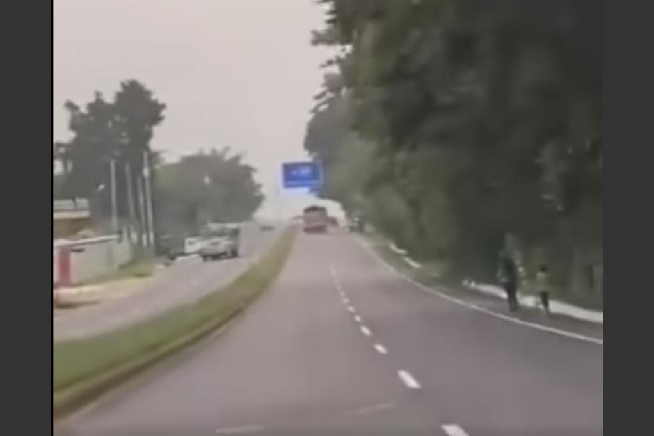 En un video quedó grabado el instante en el que ocurrió un aparatoso accidente de tránsito en la ruta que conduce a El Salvador. (Foto: Captura de video)