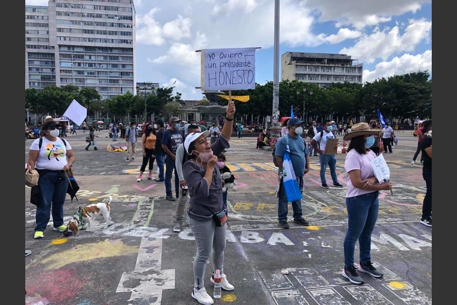 Ciudadanos acudieron a la Plaza de la Constitución para protestar en contra de Alejandro Giammattei. (Foto: Facebook Prensa Comunitaria) 