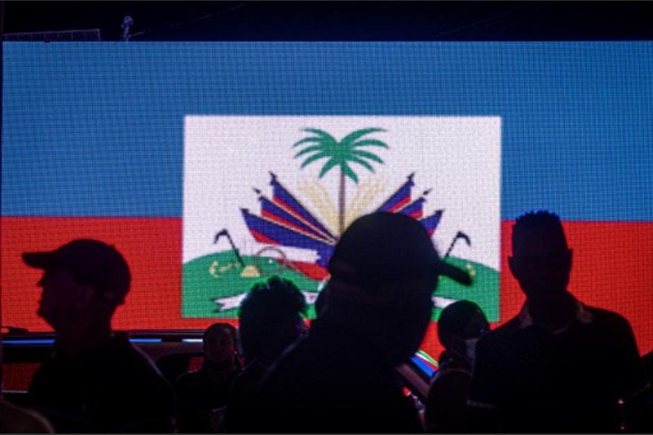 Centenares de personas asisten a una vigilia en honor del asesinado presidente de Haití Jovenel Moïse, en el barrio de Little Haiti, Miami, Florida. (Foto: AFP)