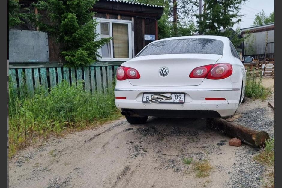 Un desconocido se robó una llanta de un vehículo pero la devolvió porque no encajó en su automóvil. (Foto: Instagram)