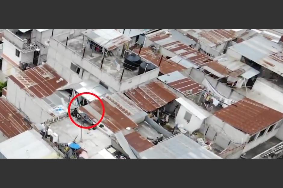 Un presunto pandillero intentó huir de las autoridades corriendo por los techos de las casas vecinas en la zona 6. (Foto: PNC)