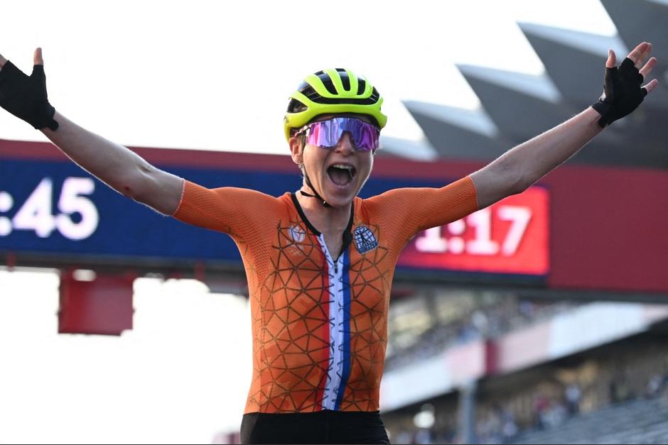 La ciclista Annemiek van Vleuten llegó segunda a la meta, pero luego se dio cuenta que no fue la ganadora de la presea de oro. (Foto: AFP)