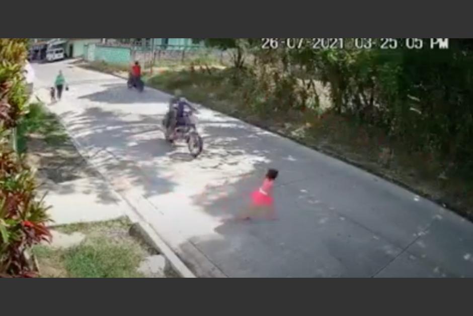 La niña atravesaba la calle sin la supervisión de un adulto. (Foto: captura pantalla) 