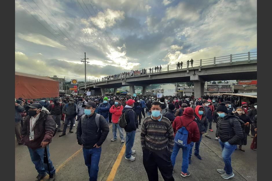 Cientos de personas bloquean el paso en el lugar. (Foto: Agencia Ocote) 