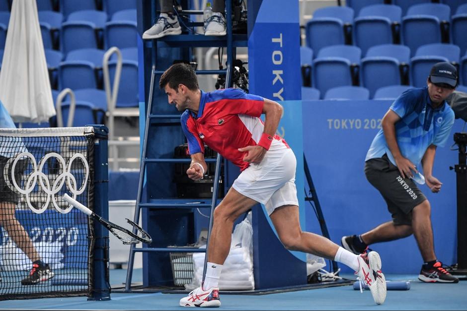 Novak Djokovic estrelló su raqueta contra la red tras perder y quedarse sin medalla. (Foto: AFP)