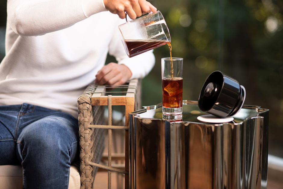 Ambos crearon una cafetera al vacío que produce café frío más dulce y café caliente que mantiene su pureza. (Foto: VAC Coffee)