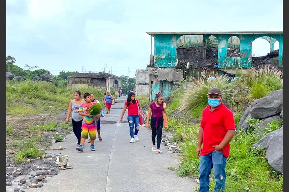 Familiares de las víctimas regresaron este 3 de junio para recordarles y dejarles una ofrenda floral en su memoria. (Foto: Proceso GT)