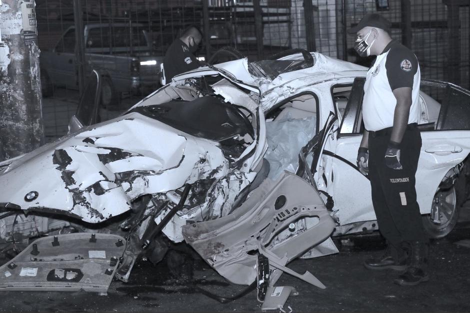 El vehículo quedó totalmente destruido tras protagonizar un fatal accidente la madrugada del sábado. (Foto: Bomberos Voluntarios)
