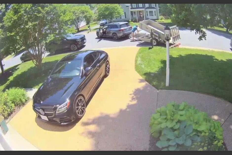 El enojado padre llegó con un remolque para depositar el dinero de la manutención para su hija. (Foto: CNN)