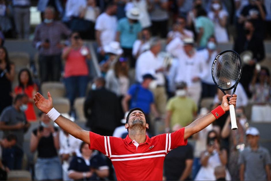 Djokovic, de 34 años, verdugo del 'Rey de la Tierra' Rafa Nadal en semifinales, se colocó tras su segundo título en el Grand Slam. (Foto: AFP)