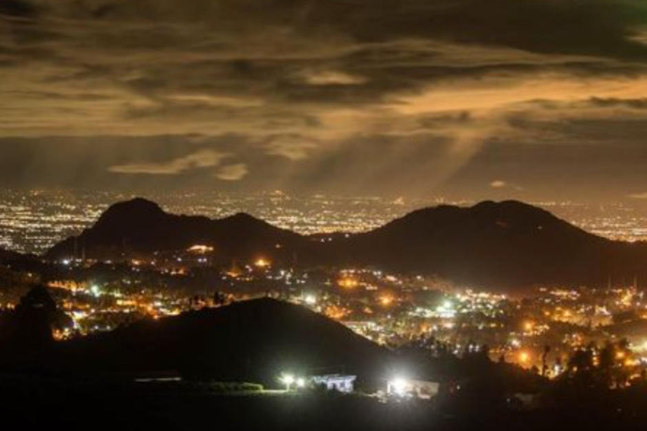 Un meteorito cayó en la Tierra en el momento en el que un fotógrafo hacía una foto de la ciudad. (Foto: Prasenjeet Yadav)