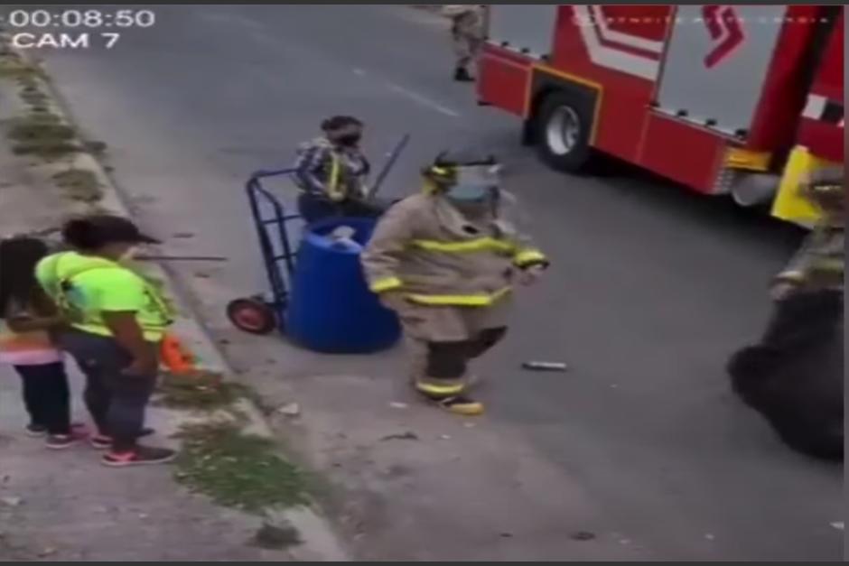 Los bomberos supieron que algo ocurría con la mujer, por lo que no dudaron en ayudarla. (Captura Video)