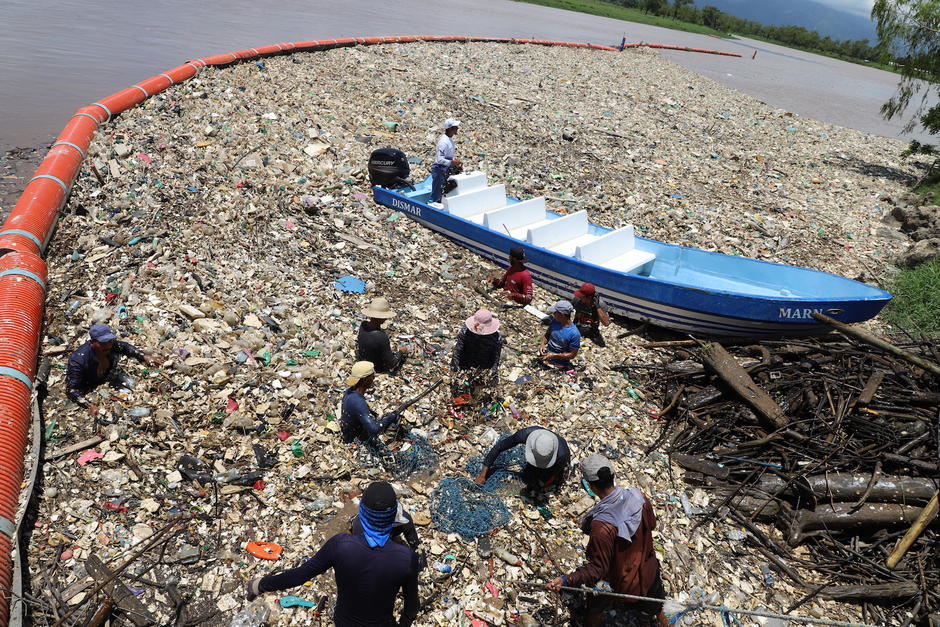 En lo que va del año, 200 toneladas de basura se han extraído del río Motagua, según el MARN. (Foto: MARN)