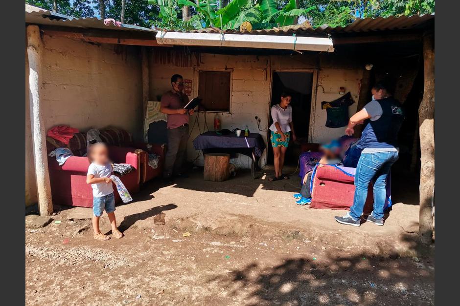La PGN rescató a tres menores después de que se hiciera viral un video en el que aparentemente, la madre le da un cigarrillo de marihuana a la niña menor. (Foto: PGN)
