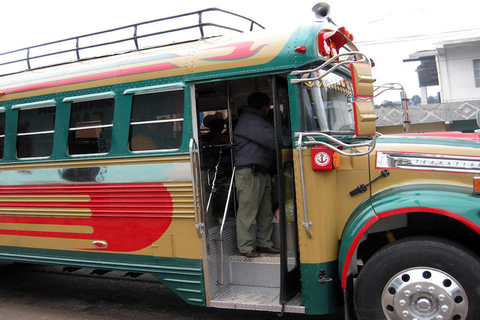 El ayudante del bus camina y alerta a los conductores sobre la maniobra del bus. (Foto: Archivo/Ilustrativa/Soy502) 
