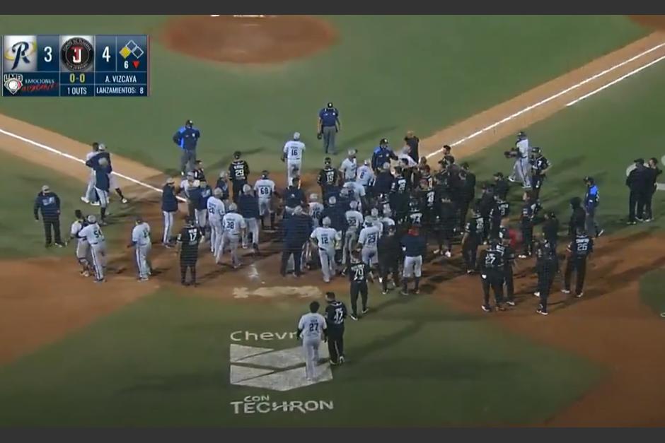 La batalla se produjo en dos episodios que dejó a cinco expulsados. (Captura Video)