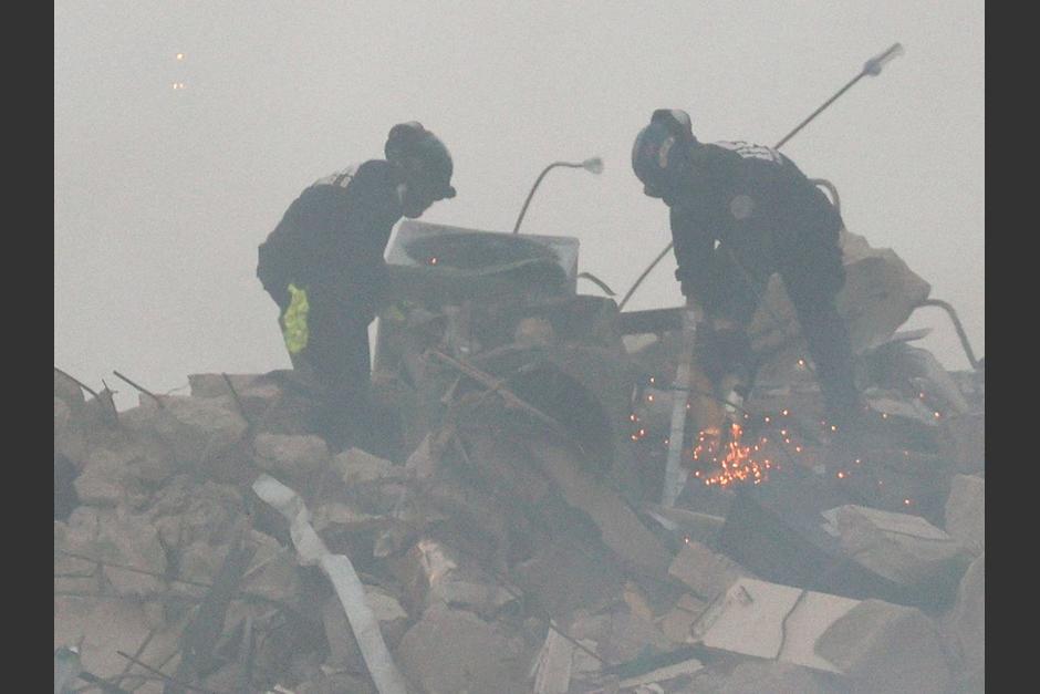 En un video publicado en redes sociales se observa uno de los rescates en el edificio. (Foto: AFP) 