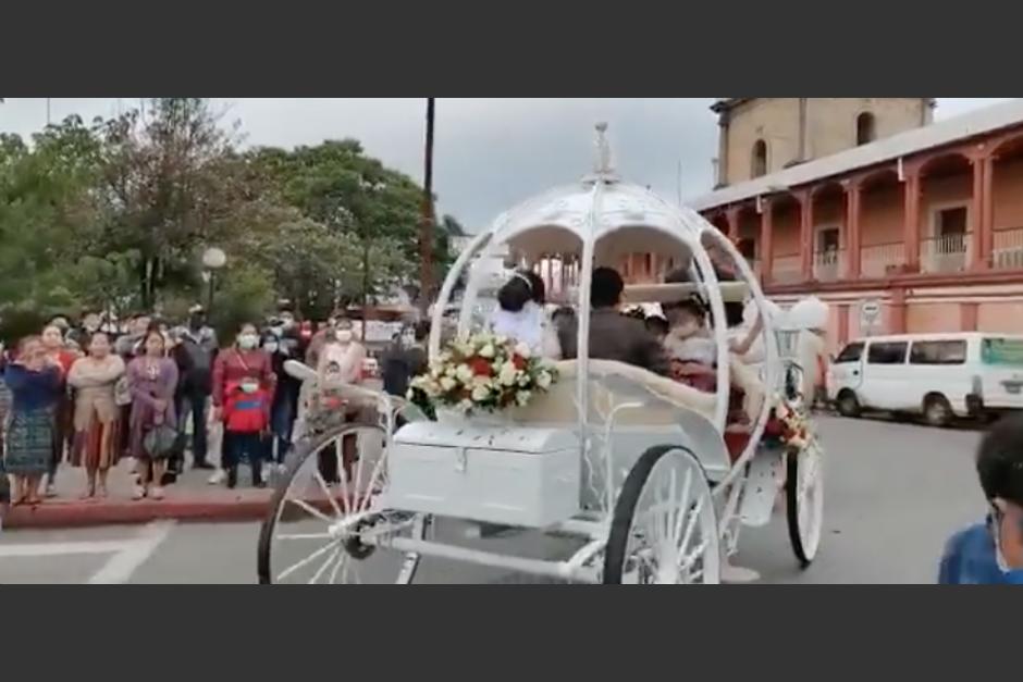 Decenas de personas asistieron a una inusual boda en Santa Cruz del Quiché. (Foto: captura de pantalla)