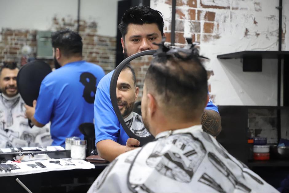 El alcalde de Mixco, Neto Bran, probó los servicios de su nuevo emprendimiento. (Foto: Facebook)