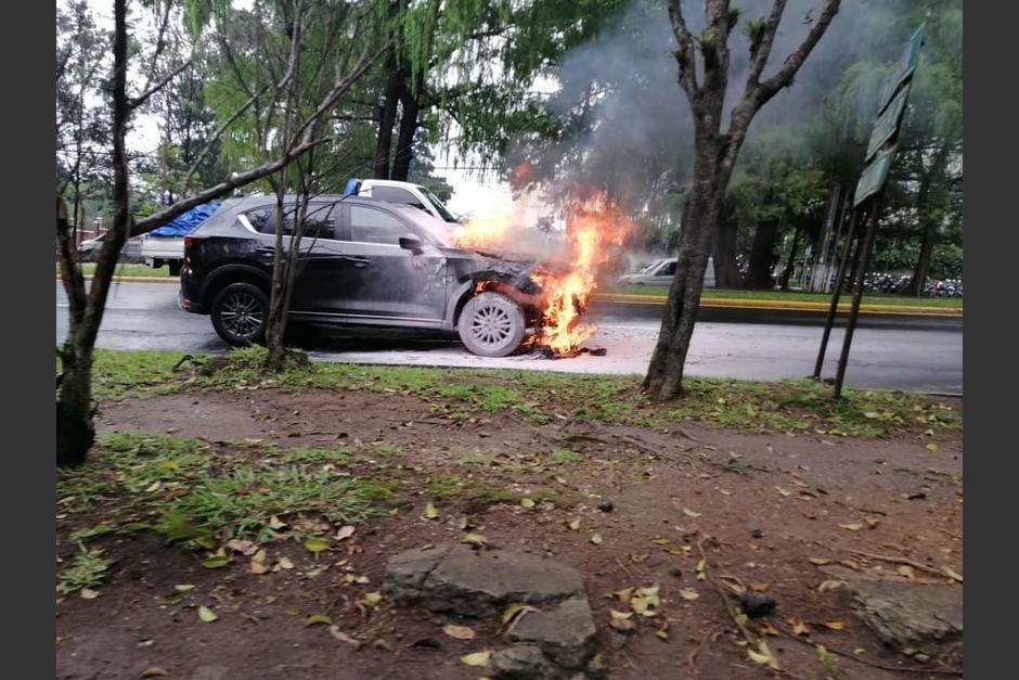 Por causas que se desconocen, una camioneta agrícola se incendió en el bulevar Vista Hermosa. (Foto: cortesía/mtigre1994@)